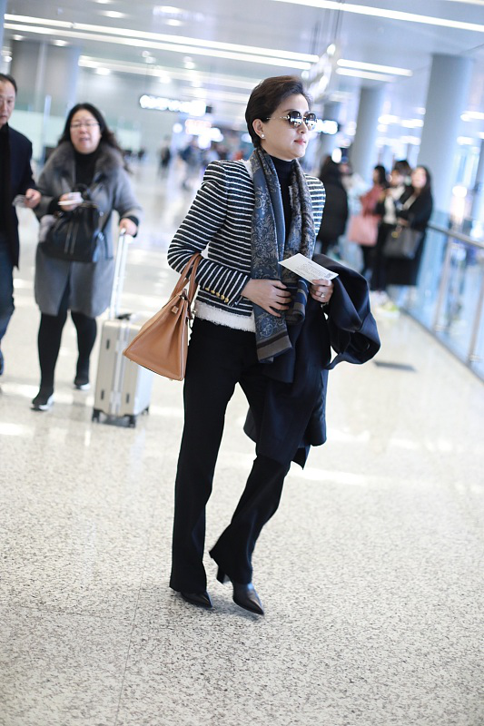 杨澜真是骨子里的气质感打扮正经发型精致精英范十足好惹眼