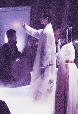 罗云熙谢幕仪态好好看背挺得笔直不愧是学过多年芭蕾的男人