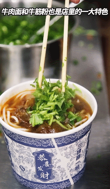 爹爹家的鸡冠饺 是武汉人喜爱的酥脆口感 蘸着鱼糊汤的鸡冠饺 一半绵