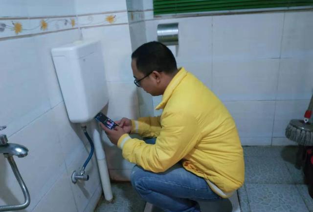 在中国有1000万年轻人因手机没电蹲厕所1小时都拉不出来