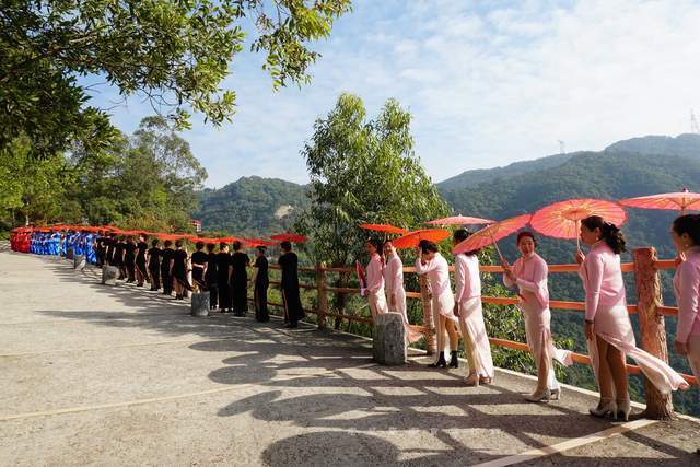 东莞观音山千人旗袍大秀,集齐50后到90后,人均颜值超惊艳_腾讯新闻