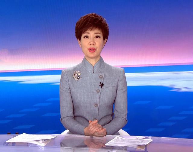 李文静主持照片于是,高二的文科班出现了这么一位奇怪的转班生,她