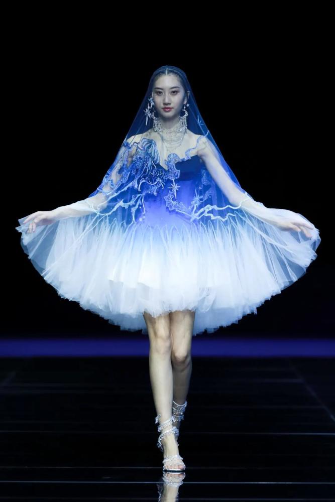 专访最佳女装设计师熊英|凡心所向,素履以往_腾讯新闻