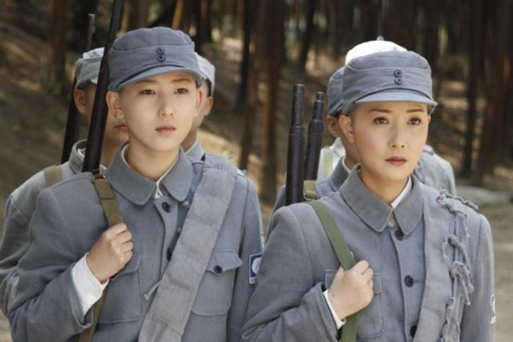 两个八路军女兵敬礼,王近山立即判断出是日本间谍,下令当场击毙_腾讯