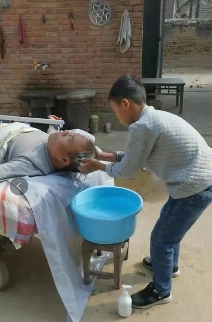 照顾瘫痪父亲四年,九岁孩子想让父亲站起来喂他吃口饭