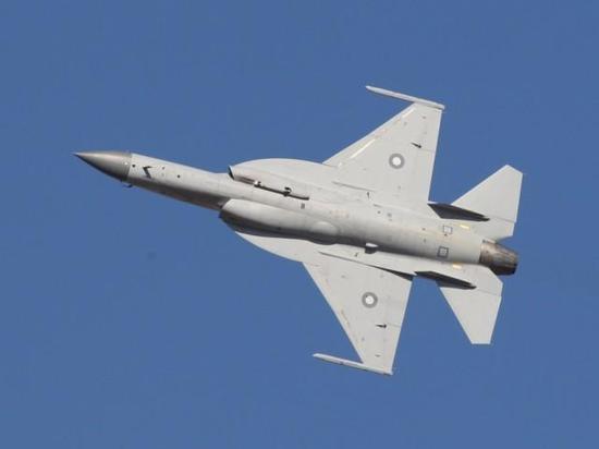 尼日利亚接收枭龙战机,飞行员试驾后激动不已,感慨高科技真厉害