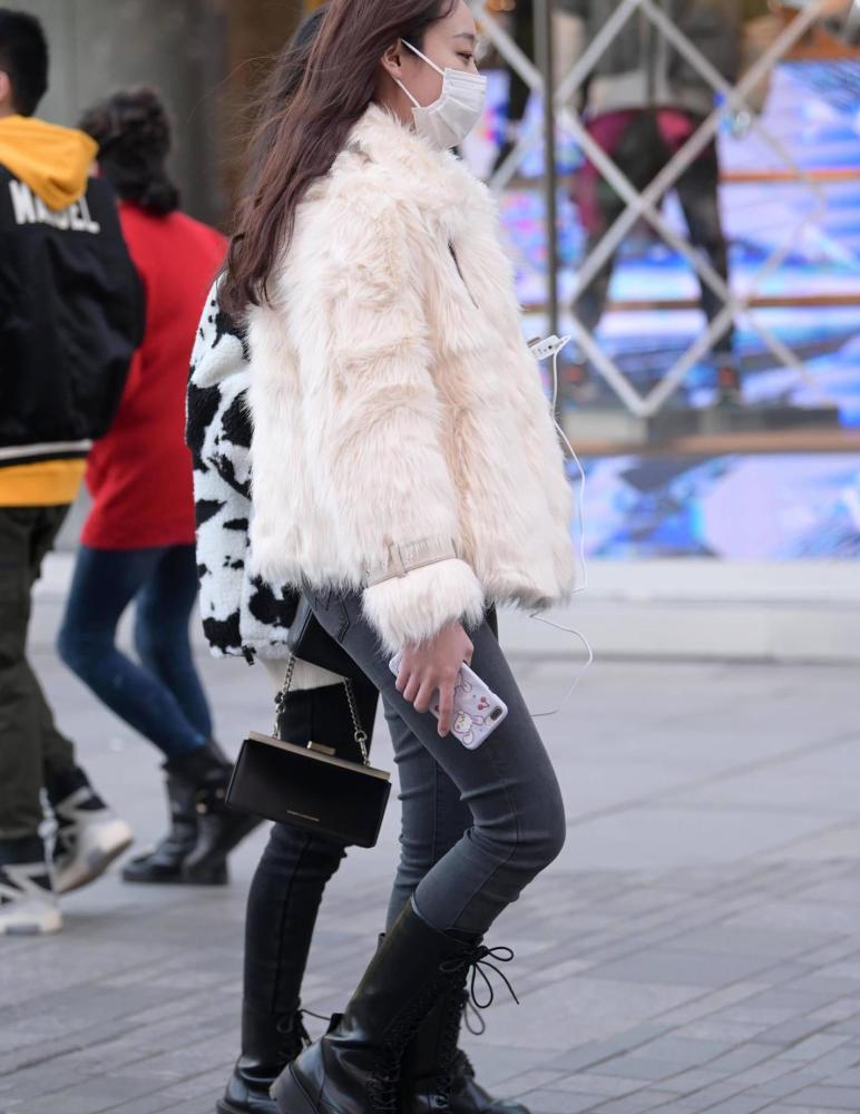冬季选择一款皮草大衣衬托贵气保暖效果好还时尚美