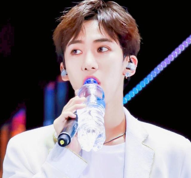 丁泽仁一口一声哥哥格外的惹人注意