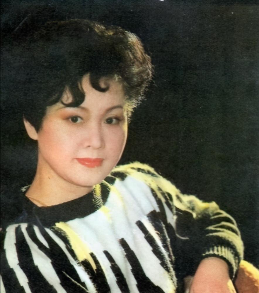 76岁李谷一轻松驾驭紧身裙身材苗条不见一丝赘肉肖卓李谷一情史
