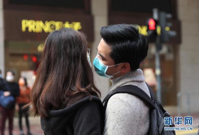 新华社记者 吴晓初 摄香港电车上戴口罩的乘客(12月25日摄).
