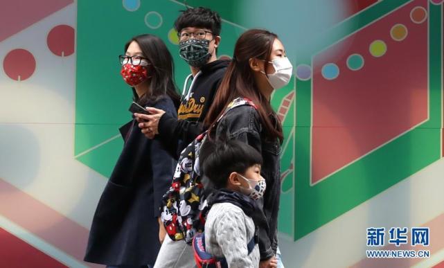 香港电车上戴口罩的乘客(12月25日摄).新华社记者 吴晓初 摄