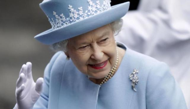 脱掉帽子的英国女王 原来长这个样子 眼神里满满的 杀气 蓝宝石 英国女王 帽子 王冠