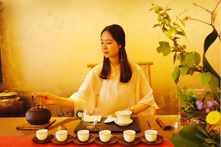 独自喝茶,悠然自得