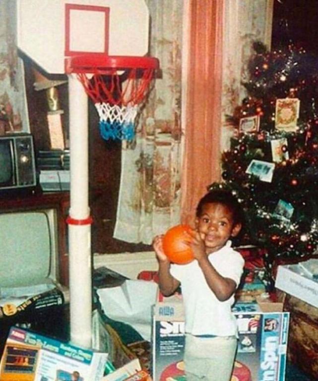 詹姆斯晒童年照:圣诞夜打球不是新鲜事,从小时候就这样!