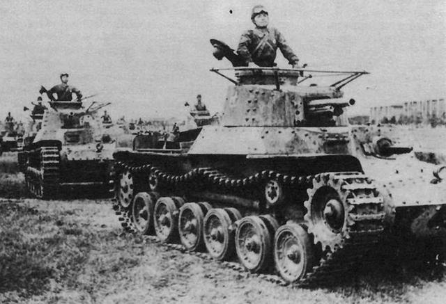 太平洋战争前参加演习的日军九七式中战车,作为精锐中的精锐,日军