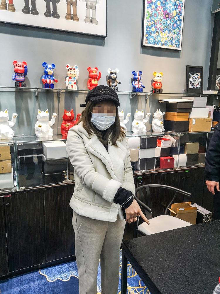 时尚女子调包价值20万名表民警巧妙设计追回赃物