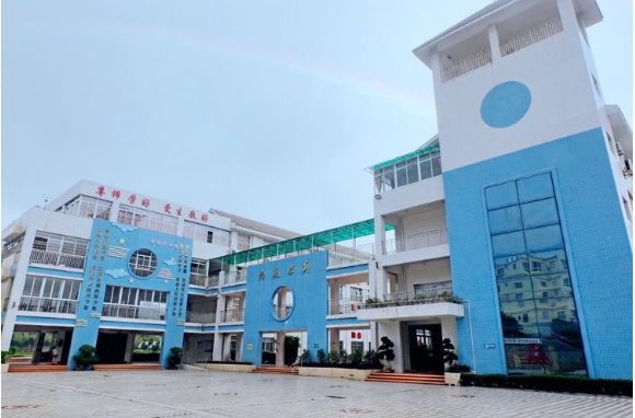 滨海小学的现在,滨海小学的扩建和师资方面的提升翔安有一个海滨小学