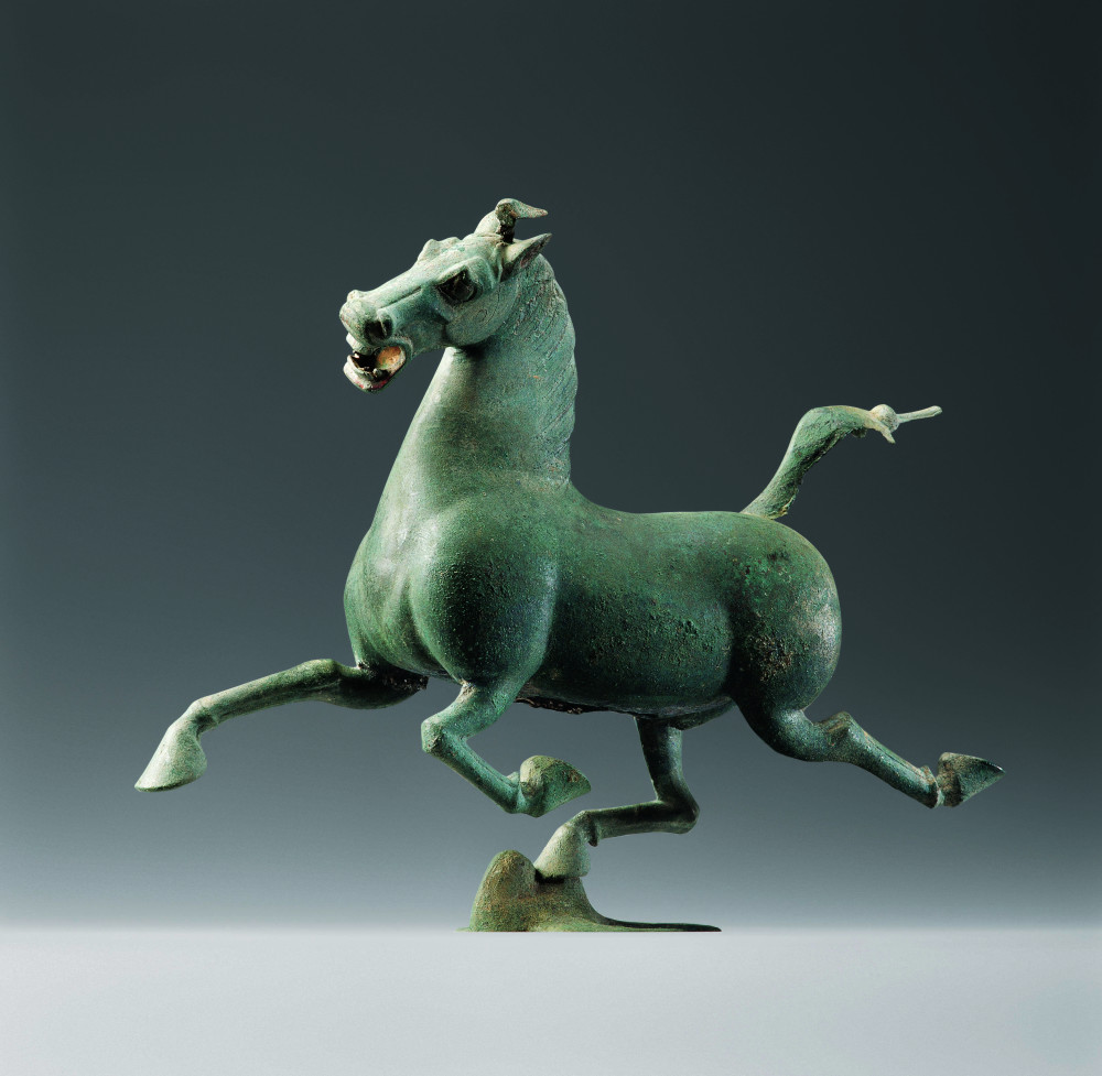 铜奔马,又名"马踏飞燕""马超龙雀"等,为东汉青铜器,1969年10月出土于