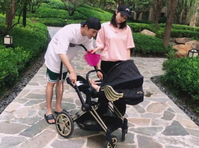 为了避免婆媳矛盾 自导自演 宝妈买辆婴儿车 还装是朋友送的 婴儿车 婆婆 宝妈