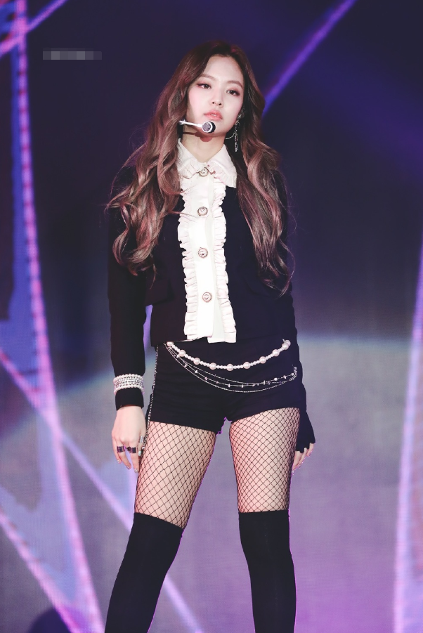 金智妮为显腿细大胆拿绷带当裤穿这有谁能模仿