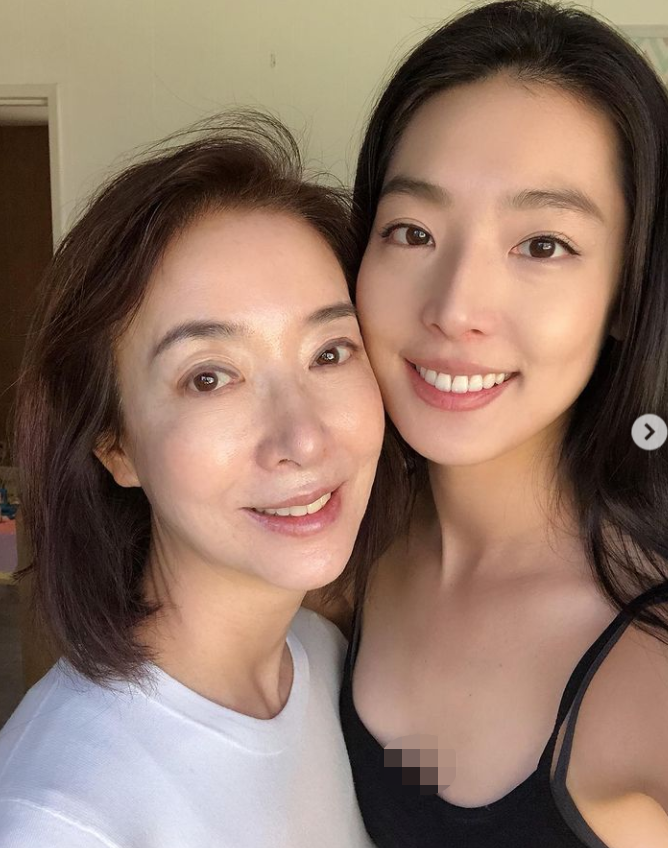 锦荣又换新女友容貌酷似蔡依林新欢来头不小母亲是韩国影后