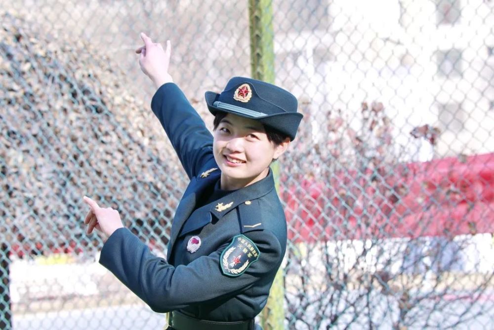 左滑一下见证这群火箭军女兵的蜕变