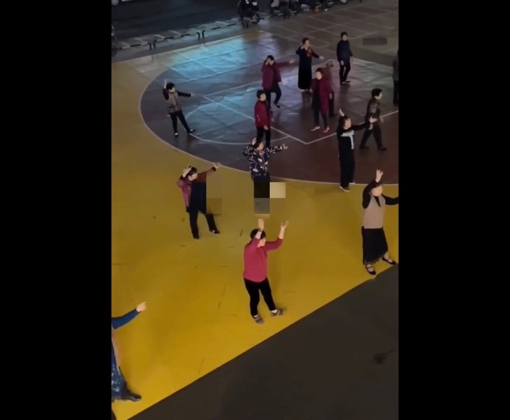 莆田一篮球场被广场舞大妈占领联合保安驱赶打篮球孩子赶紧走