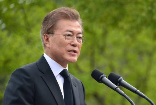 大家都知道,韩国现任总统文在寅一直咬着三星集团的太子爷李在镕不放