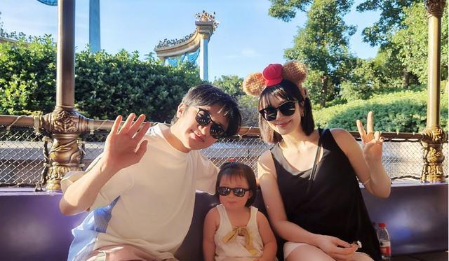 李亚男首晒二胎女儿正面照篮子里睡觉超萌圆脸宽鼻遗传王祖蓝