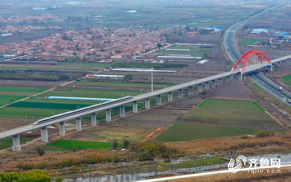 11月26日,潍莱高铁开通运营,首趟列车g9228次驶过跨海青铁路特大桥段.