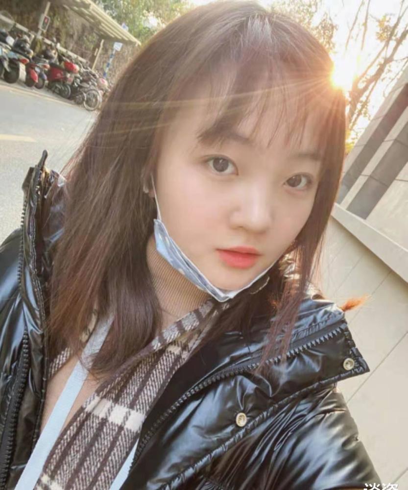 21岁林妙可减肥成功,近照瘦出小v脸,染棕发越发成熟