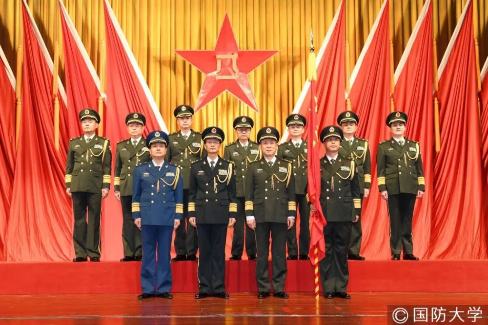 国防大学隆重举行授予军旗仪式