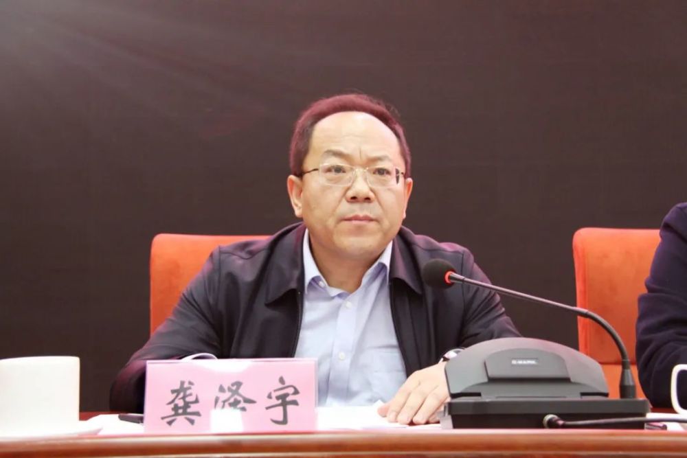 朔州银保监分局党委委员,副局长龚泽宇代表朔州银保监分局向应县农商