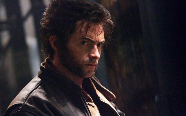 金刚狼休叔与妻子度假,二人沙滩甜蜜拥吻,网友:我就是那只狗