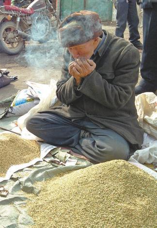 莫合烟老新疆人的燃情岁月一代人新疆人的峥嵘记忆
