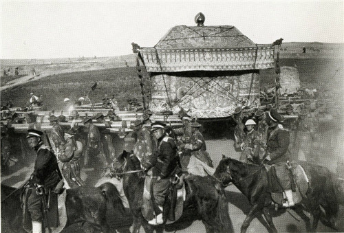 光绪帝葬礼现场照:128人抬棺,撒90万张纸钱,围观百姓交头接耳