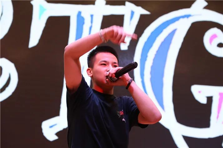 晚会正式开始后,宋茂泓,朱益樊,刘佩仪等同学以激