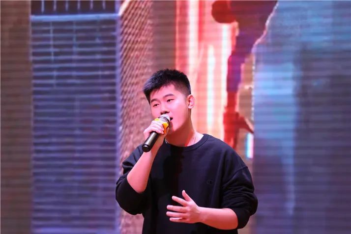 晚会正式开始后,宋茂泓,朱益樊,刘佩仪等同学以激