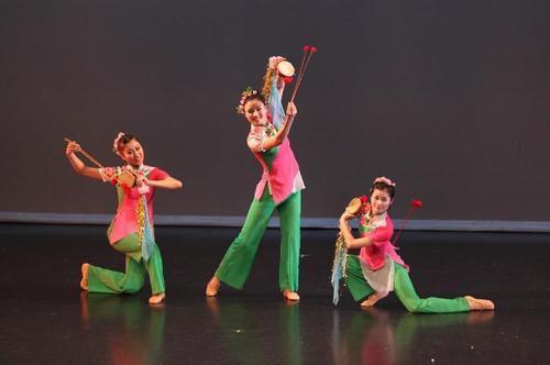 到了满清时期,凤阳花鼓还曾传播进入清朝宫廷中,成为一种颇为流行的