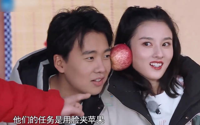 郭麒麟宋祖儿cp感爆棚两人脸贴脸夹苹果突然被人拿掉后