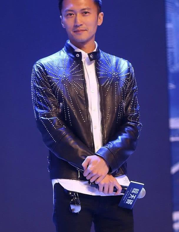 谢霆锋把黑色的皮衣穿上,还梳了一个油头发型,帅气且气质好!