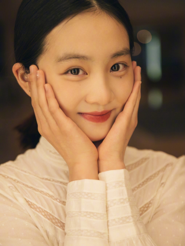 黄多多被质疑"早熟"后,穿无痕裤凹造型,才14岁身材就不输老妈孙莉