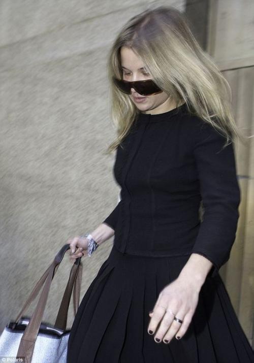 家丑不可外扬!拜登的侄女服用药物,酒驾撞树,认罪后却没有坐牢