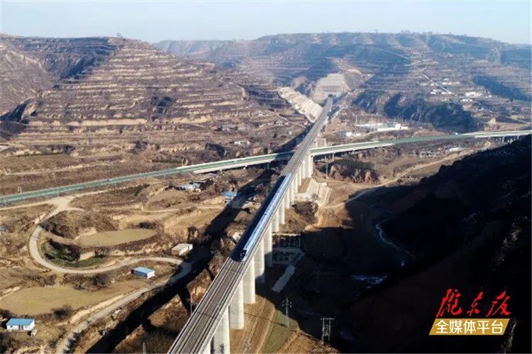 10:24 银川-西安北首发列车途经环县山城堡段.