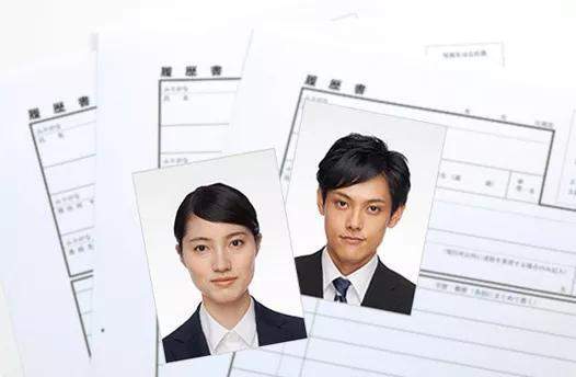 出愿的时候基本都需要提交「颜写真」,很多同学不清楚日本证件照的
