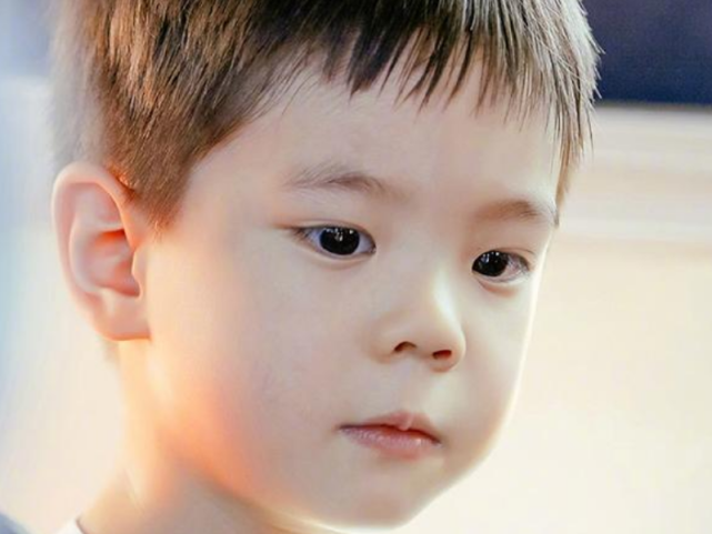 有种基因叫杜宇麒,小时候亲爹都嫌丑,如今浓眉大眼成男神!