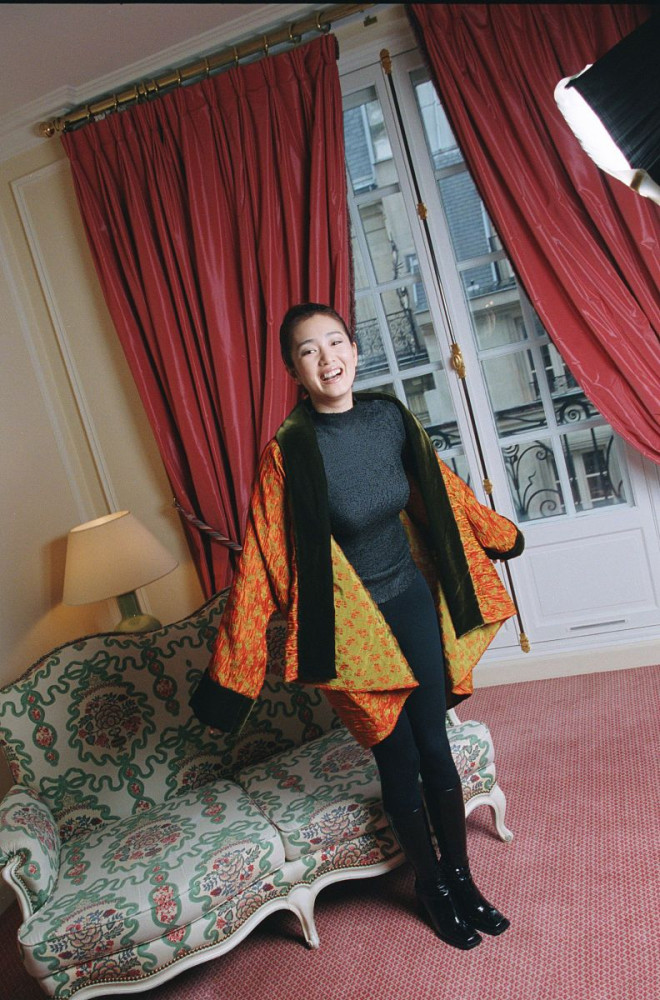 巩俐"裤装"穿搭真时髦,绒领外套配方口长靴,休闲却不失大气