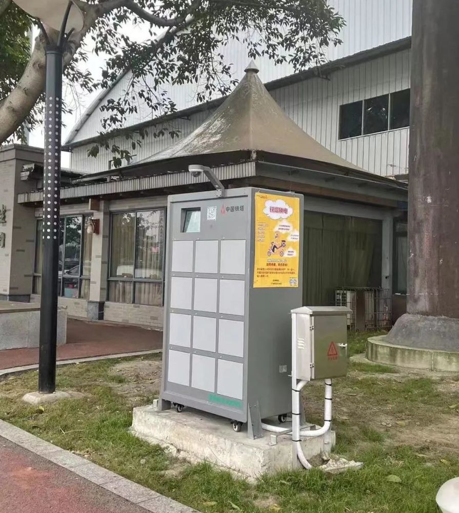 个格子,还有一个摄像头和触摸屏,屏幕上显示着"空仓""正在充电"等字样