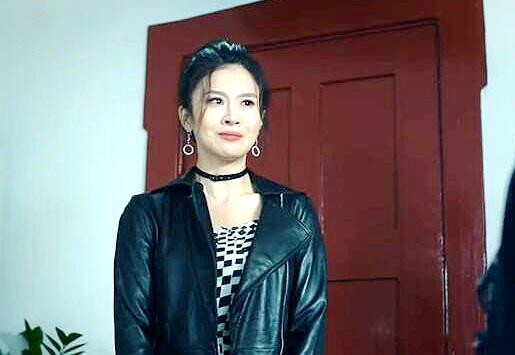 于是在剧中,被安排前来录音的万彩媚被李长盛所长