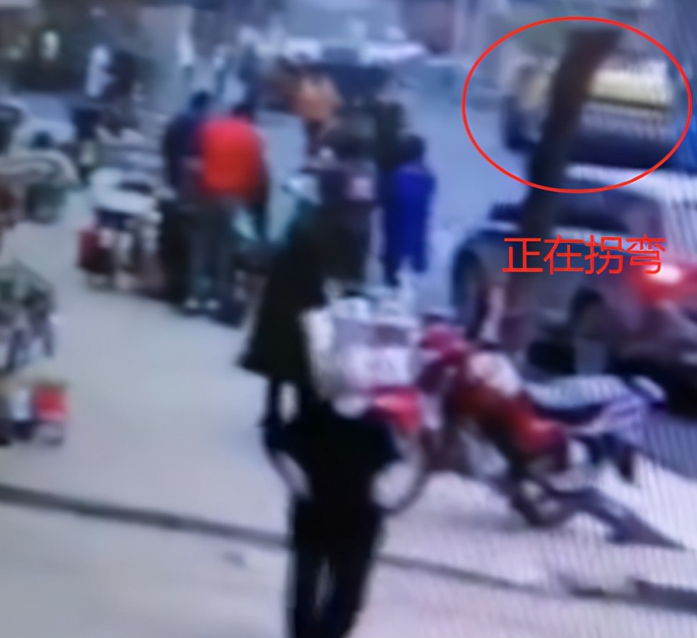 湖北荆门一路人被压路机撞倒 又遭碾压后当场死亡 现场惨不忍睹 腾讯新闻